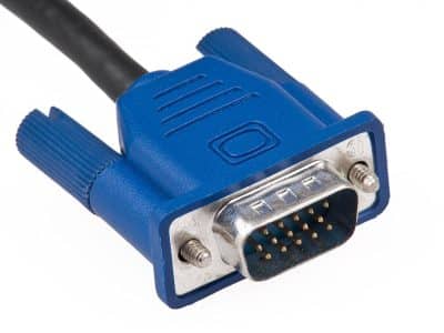 Branchez votre vidéoprojecteur sur votre PC avec un câble HDMI